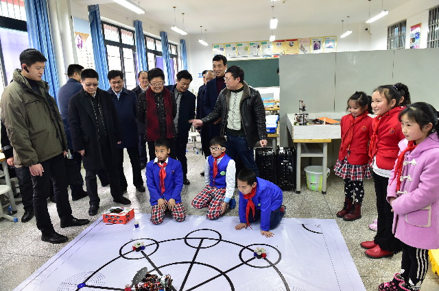 顧秀蓮赴重慶調(diào)研關心下一代工作，視察“少年硅谷”項目