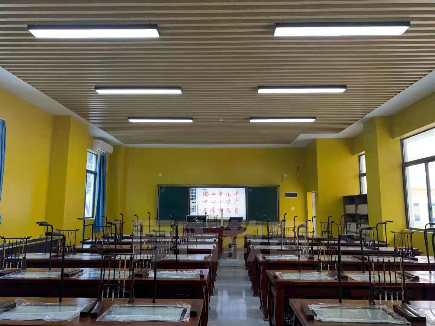 學(xué)校<a href='http://www.jinfengmiye.com/chanpin/57-1.html' target='1' style='font-size:18px; font-weight:bold; color:#000000;'>書法室</a>