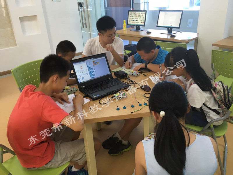 <a href='http://www.jinfengmiye.com' target='1' style='font-size:14px; font-weight:bold; color:#0080ff;'>創(chuàng)客實驗室</a>