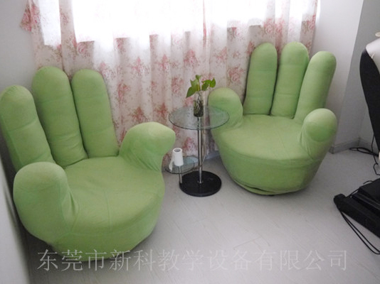 學(xué)校<a href='http://www.jinfengmiye.com' target='1' style='font-size:14px; font-weight:bold; color:#0080ff;'>心理咨詢室</a>布置