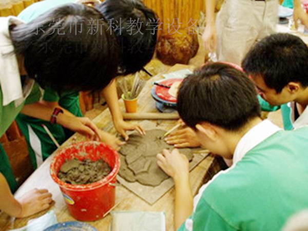 <a href='http://www.jinfengmiye.com/chanpin/55-1.html' target='1' style='font-size:18px; font-weight:bold; color:#000000;'>陶藝功能室</a>2