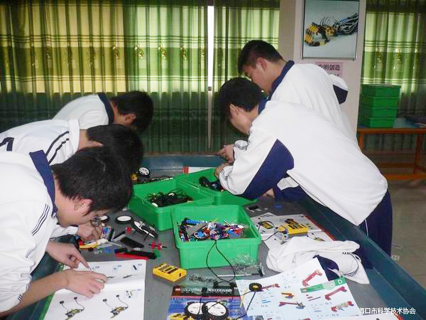 <a href='http://www.jinfengmiye.com/chanpin/60-1.html' target='1' style='font-size:18px; font-weight:bold; color:#000000;'>機(jī)器人功能室</a>